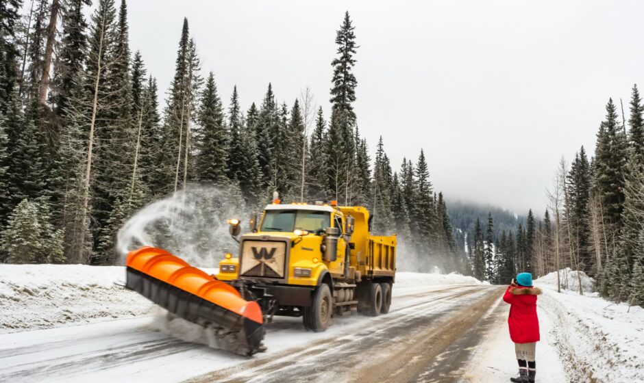 Snow plow mounts for trucks