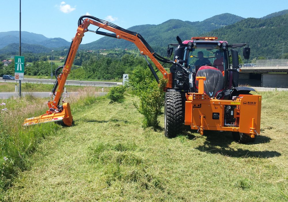 highway_cutting_grass_machines